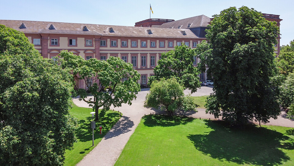 Das Gebäude der Uni Mannheim von oben.