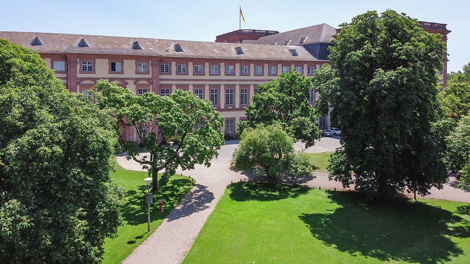 Das Gebäude der Uni Mannheim von oben. 