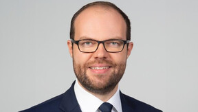 Hannes Gurzki Hannes traegt einen dunklen Anzug