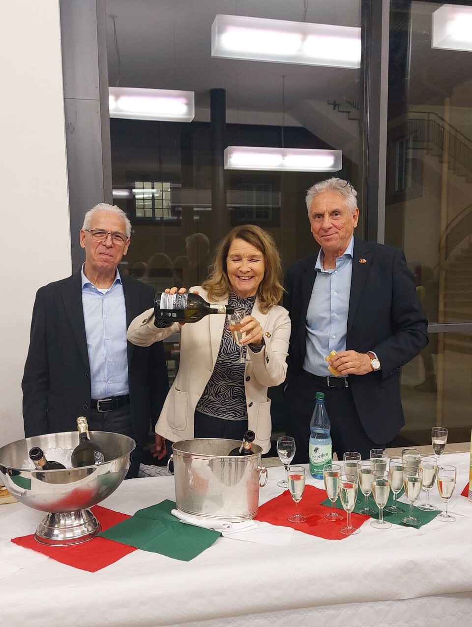 Vertreter*innen des Deutsch-Italienischen Freundeskreises beim Abschlussumtrunk nach der Konferenz