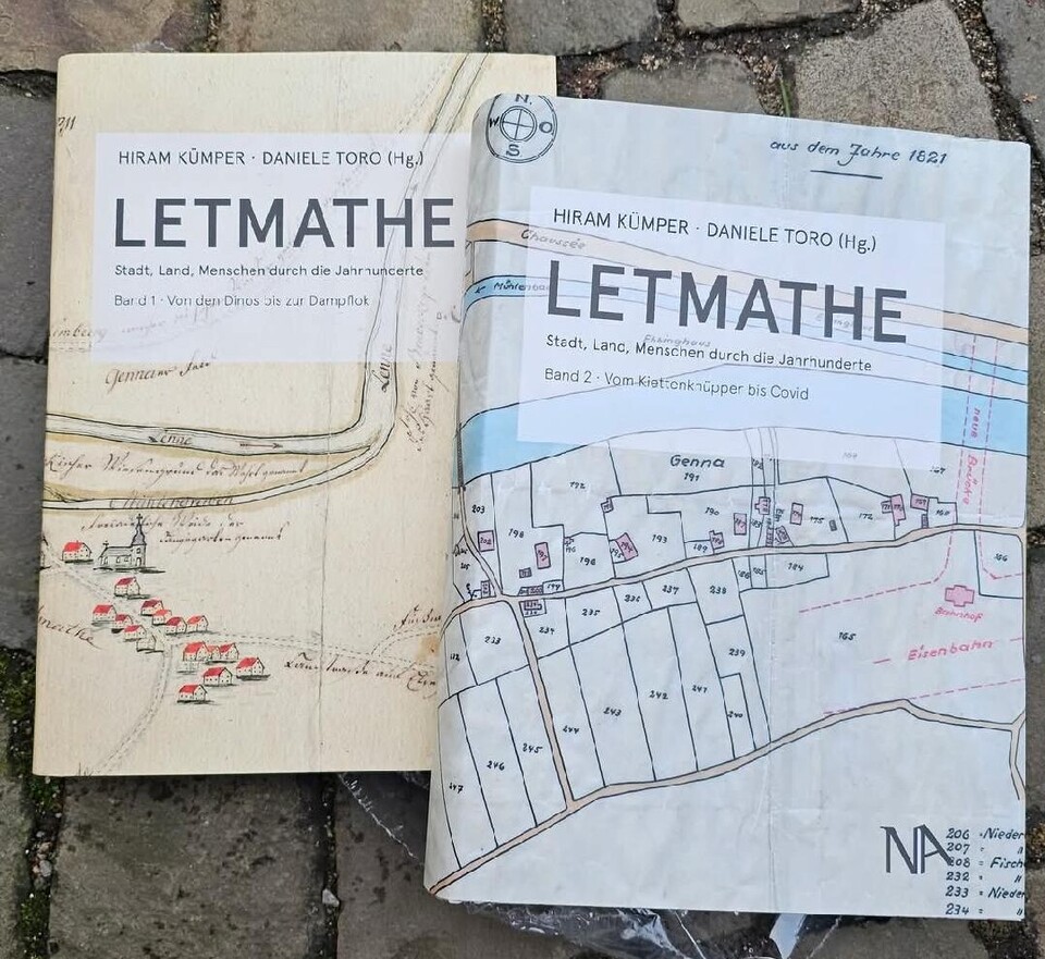 Die beiden Bände der Letmather Ortsgeschichte auf dem Pflaster liegend