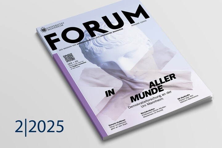 Die Ausgabe 2/2025 des FORUM liegt auf einem grauen Untergrund.
