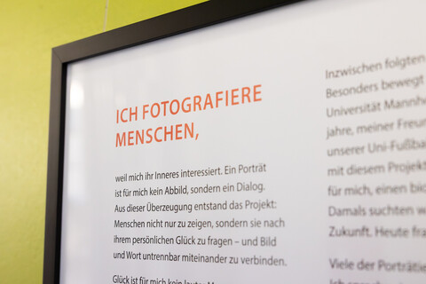 Ausschnitt aus dem Begleittext der Ausstellung "Was bedeutet Glück?" mit der Überschrift "Ich fotografiere Menschen".