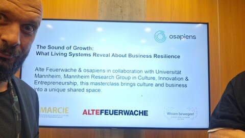 Powerpoint-Folie mit dem Titel "The Sound of Growth" - links des Bildschirms schaut ein Mann in die Kamera