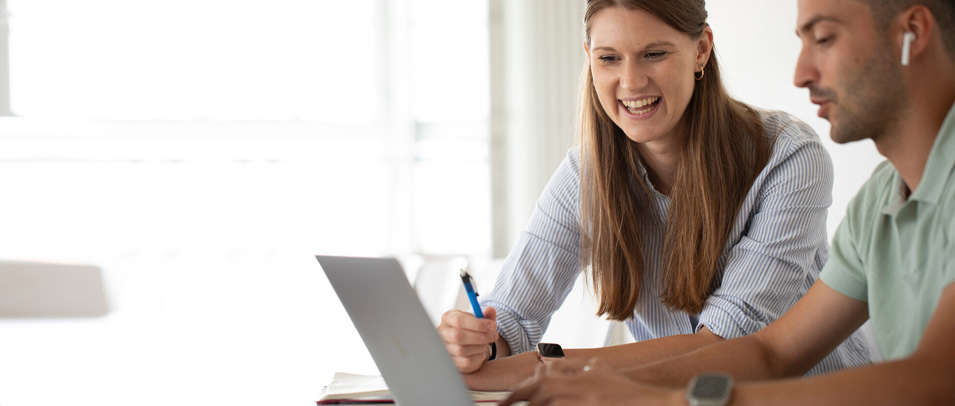 Job Interessierte sitzen am Laptop und registrieren sich für den Stellennewsletter