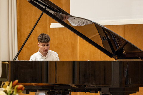 Ein Student spielt Klavier
