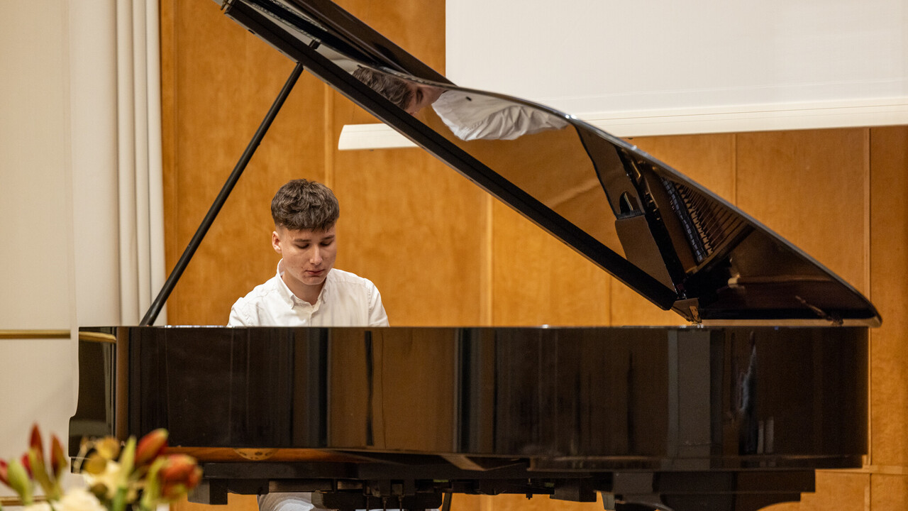Ein Student spielt Klavier