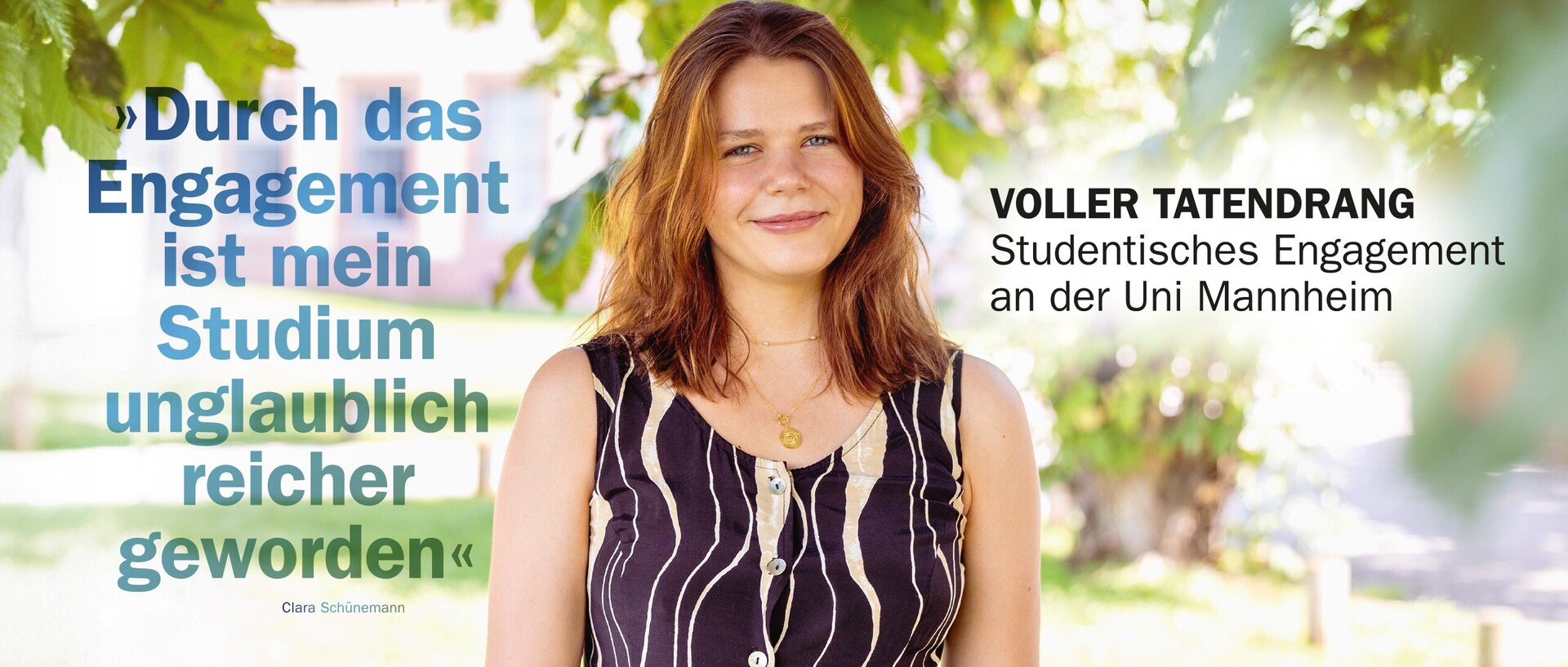 Clara Schünemann steht inmitten von Ästen eines Baums und lächelt in die Kamera. Links von ihr steht der Schriftzug "Voller Tatendrang - Studentisches Engagement an der Uni Mannheim" und rechts ein Zitat von Schünemann: "Durch das Engagement ist mein Studium unglaublich reicher geworden."