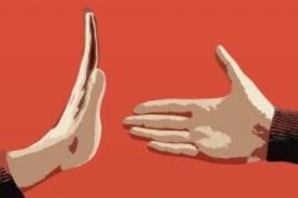 Eine Hand, die eine andere greifen möchte. Die andere Hand allerdings zeigt die ganze Handfläche anstatt einzuschlagen.
