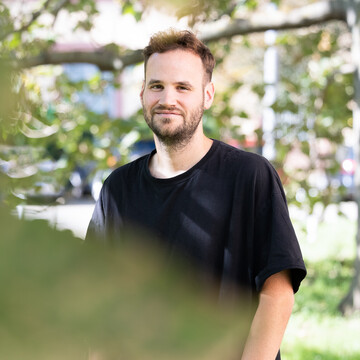  Viktor Boecking. Er schaut freundlich drein und trägt ein schwarzes T-Shirt.