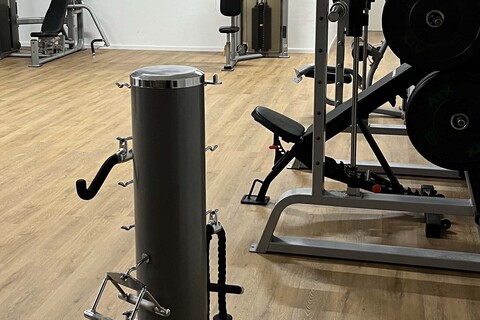 Fitnessgeräte in einem Studio