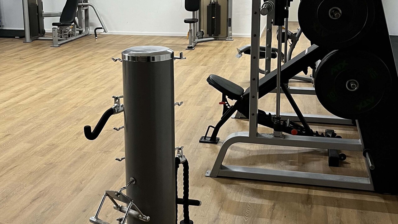 Fitnessgeräte in einem Studio