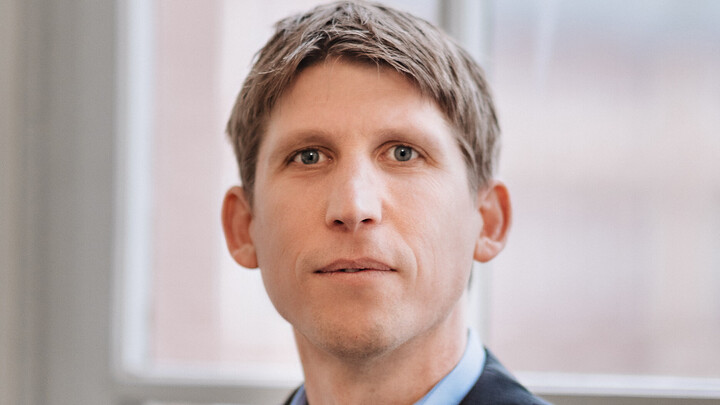 Porträtbild von Professor Torsten Biemann. Er trägt einen Anzug.