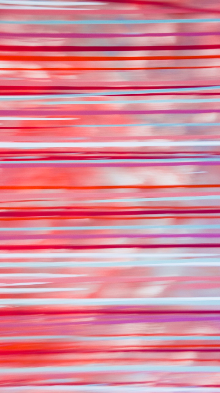 blaue, violette, rote und weiße horizontale Linien auf gleichfarbigem Hintergrund..