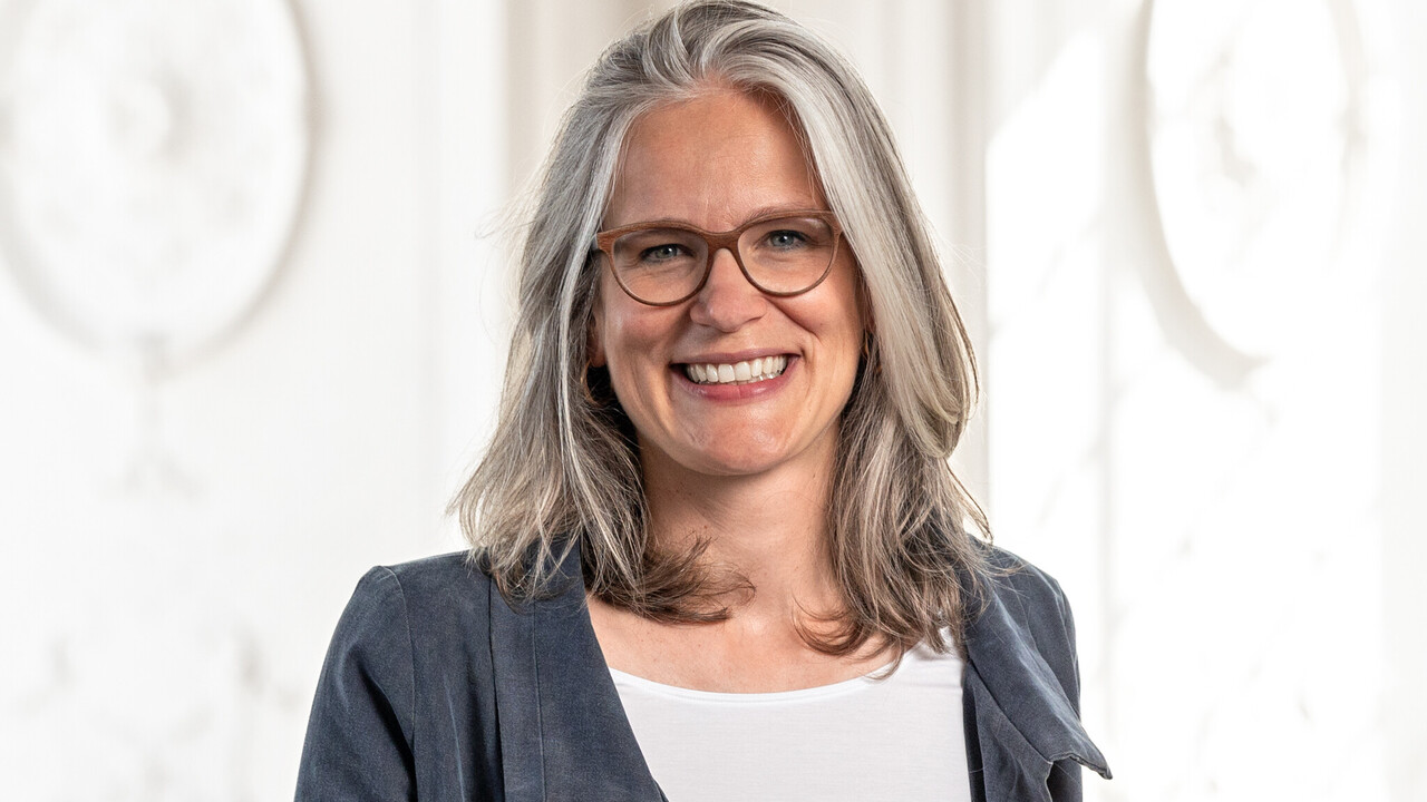 Vice President Prof. Dr. Jutta Mata Frau Prof. Jutta Mata hat graue halblange Haare, sie trägt eine braune Brille und einen grauen Blazer.