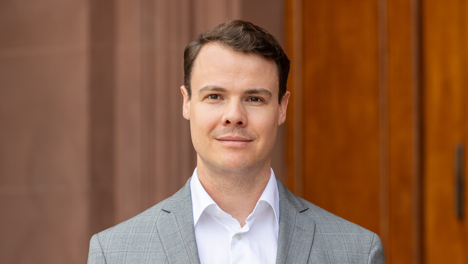 Portrait von Prof. Dr. Matthias Meier. Er trägt ein weißes Hemd und ein graues Sakko.