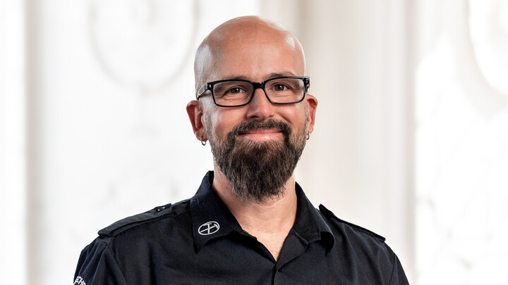 Porträtfoto von Prof. Dr. Heiko Paulheim. Er trägt ein schwarzes Hemd.