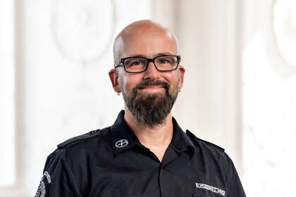 Porträtfoto von Prof. Dr. Heiko Paulheim. Er trägt ein schwarzes Hemd.