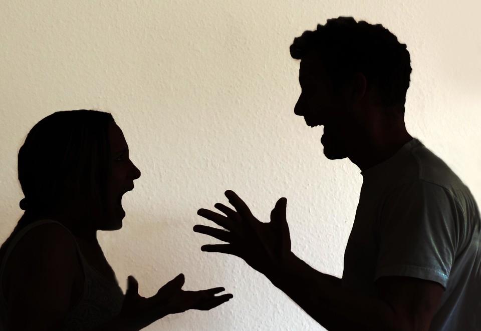Die Schatten von zwei Menschen, die gestikulierend miteinander diskutieren