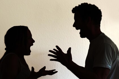 Die Schatten von zwei Menschen, die gestikulierend miteinander diskutieren