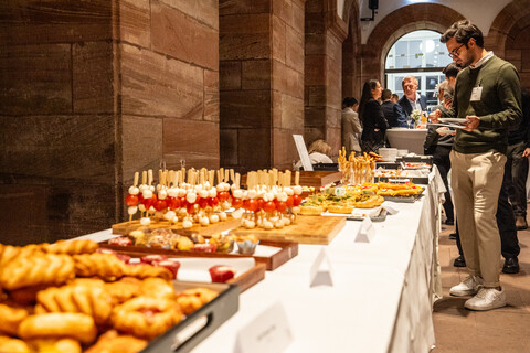 Ein Buffet mit vielen verschiedenen Speisen