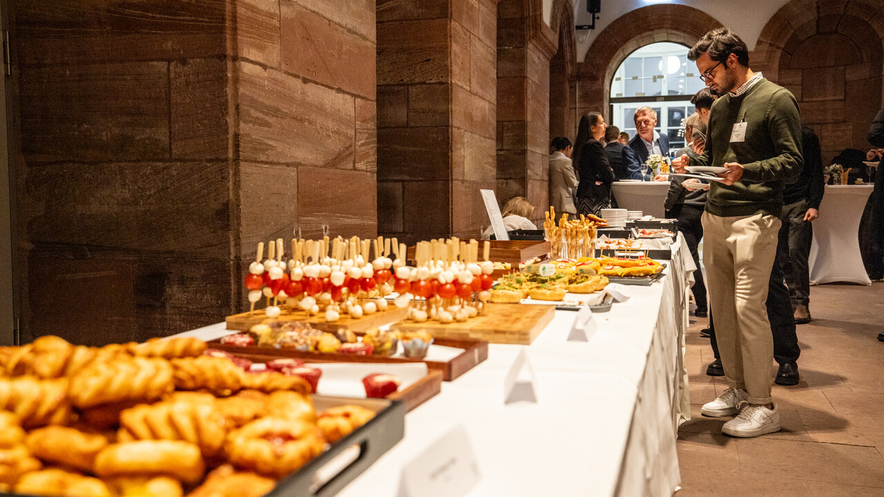 Ein Buffet mit vielen verschiedenen Speisen