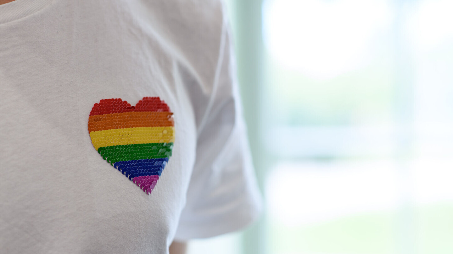 T-Shirt mit Regenbogenherz (Diversität) Unileben, Campusleben, LGBTQ+, Gleichstellung