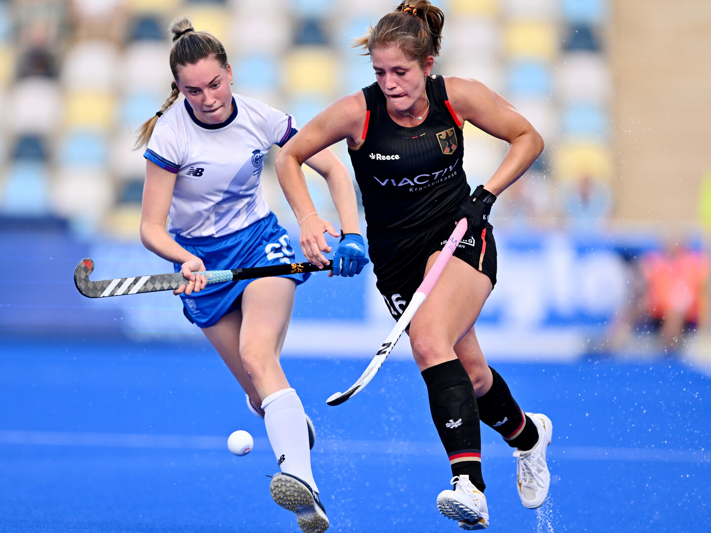 Sonja Zimmermann, Feldhockey-Spielerin, mit einer Spielerin aus der gegnerischen Mannheim auf dem Hockeyplatz.