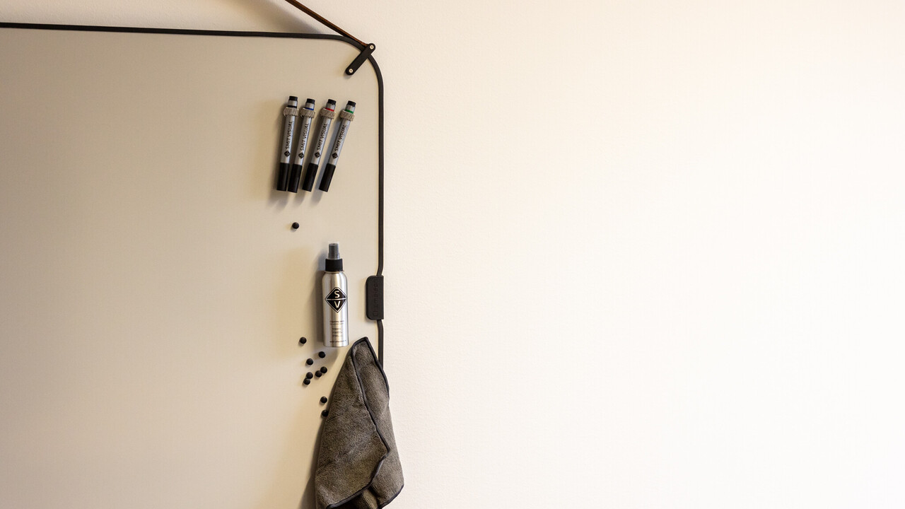 Man sieht inen Teil eines Whiteboards mit Schreibutensilien.