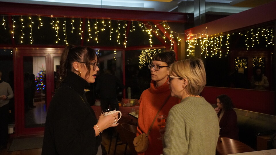 Gespräch zwischen drei Frauen, die am Romanischen Seminar arbeiten.