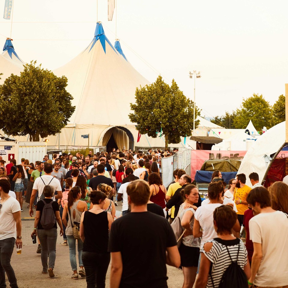 Menschenmenge auf dem Mannheimer Musikfestival Maifeld Derby