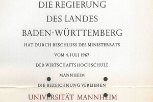 Urkunde mit der Aufschrift: "Die Regierung des Landes Baden-Württemberg hat durch Beschluss des Ministerrats vom 4. Juli 1967 der Wirtschaftshochschule Mannheim die Bezeichnung verliehen "Universität Mannheim" Wirtschaftshochschule.