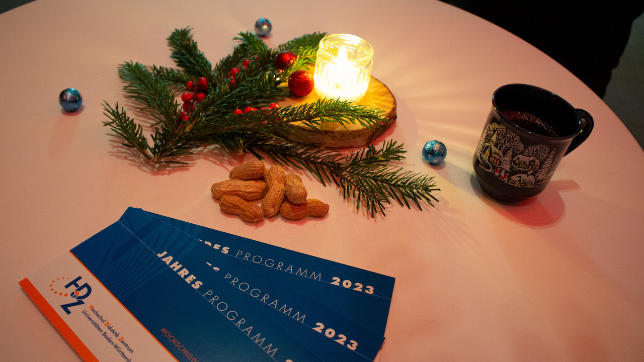 Weihnachtlich dekorierter Tisch mit Flyern zum Jahresprogramm des Hochschul Didaktik Zentrum
