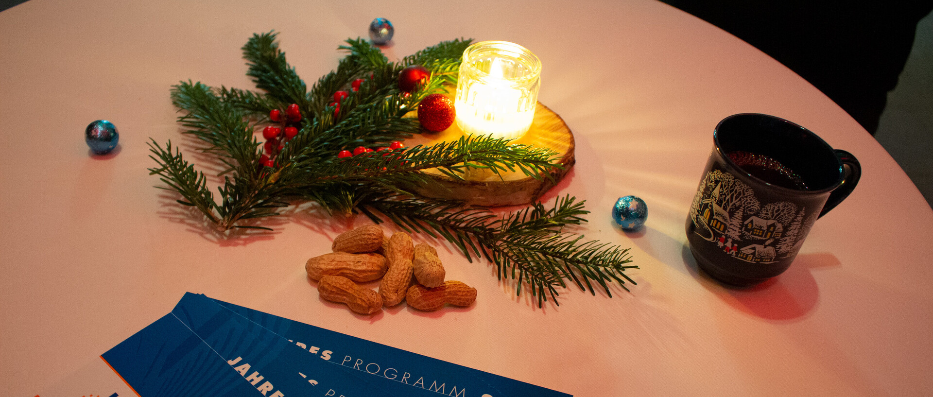 Weihnachtlich dekorierter Tisch mit Flyern zum Jahresprogramm des Hochschul Didaktik Zentrum