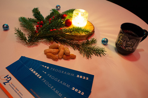 Weihnachtlich dekorierter Tisch mit Flyern zum Jahresprogramm des Hochschul Didaktik Zentrum
