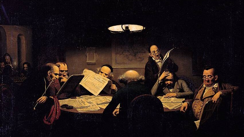 Sieben Männer lesen an einem runden Tisch Zeitung