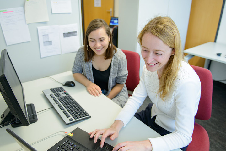 Zwei Studentinnen vor einem Laptop.