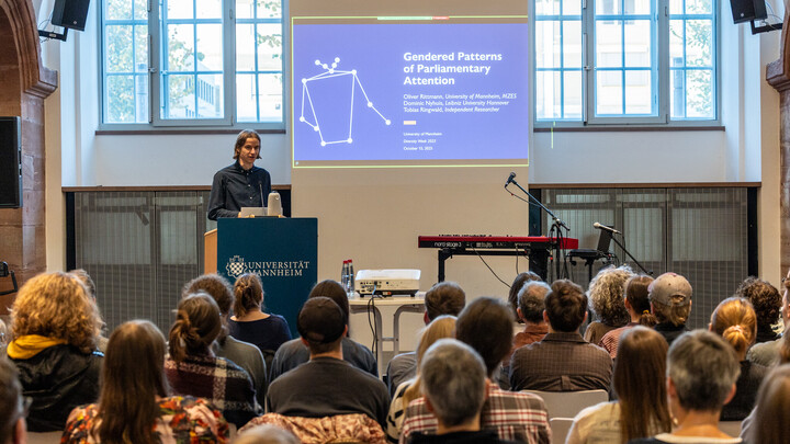 Zuschauer in den Katakomben zur Diversity Week hören dem Vortrag von Dr. Oliver Rittmann zu.