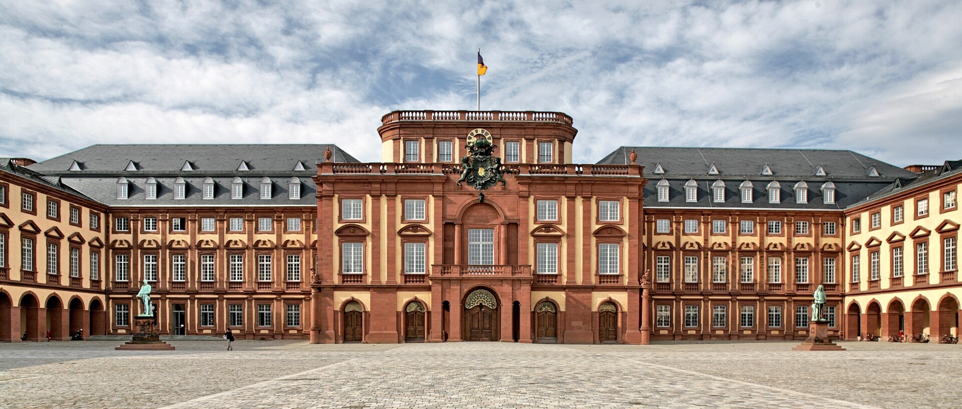 Der Ehrenhof des Mannheimer Schlosses bei Tag