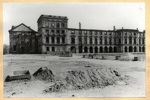 alte schwarz-weiß Aufnahme des zerstörten Ostflügels und Ehrenhof