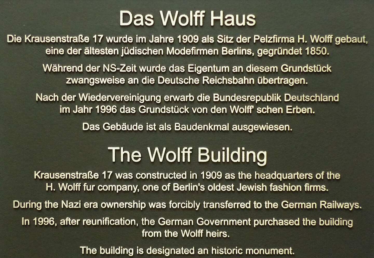 Infotext auf deutsch und englisch zur Geschichte des Wolff Hauses