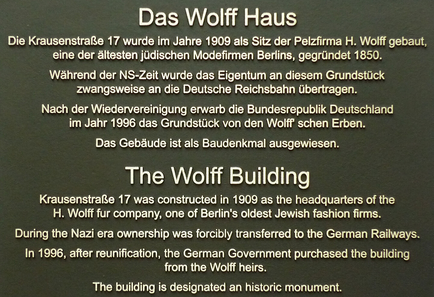 Infotext auf deutsch und englisch zur Geschichte des Wolff Hauses
