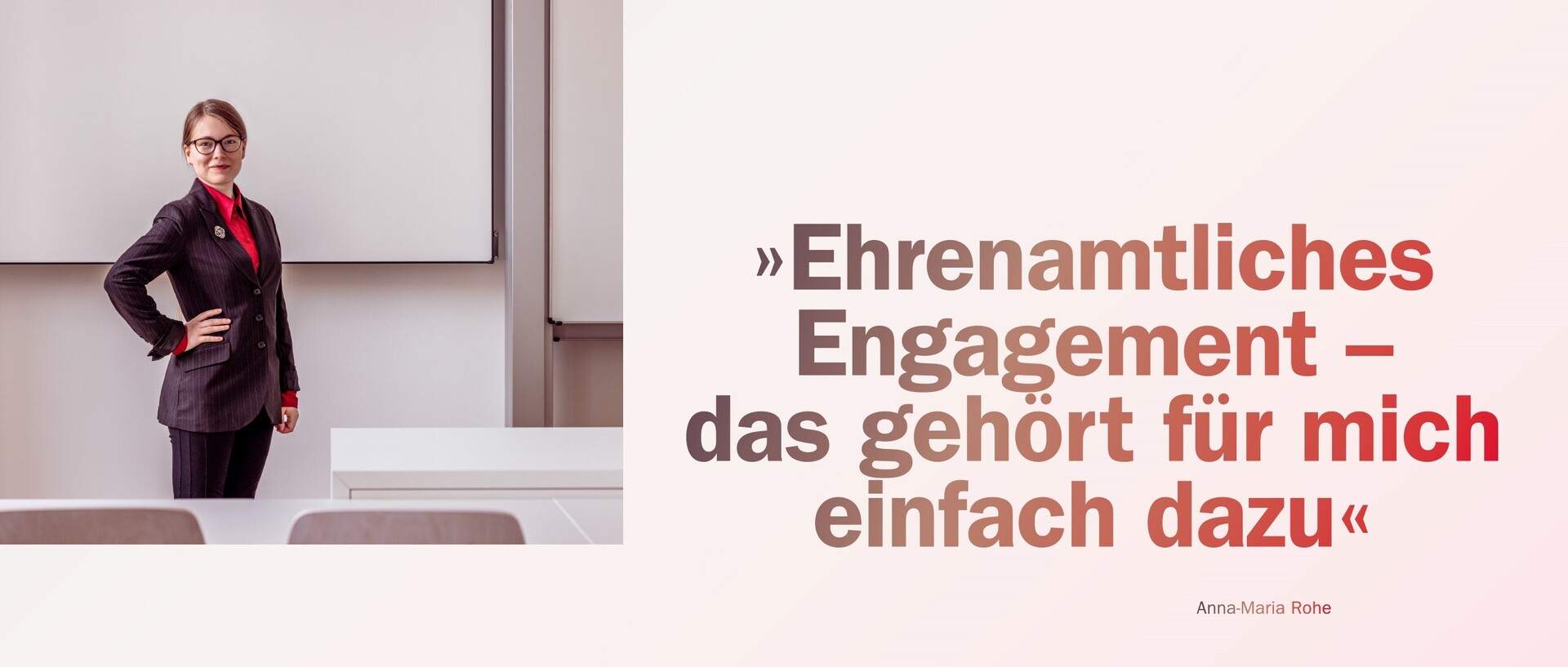 Anna-Maria Rohe steht in einem Seminarraum der Universität neben einem Tisch. Daneben steht ein Zitat von Rohe: "Ehrenamtliches Engagement - das gehört für mich einfach dazu."