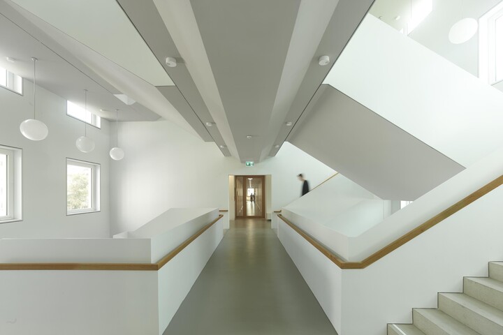 Modernes helles Treppenhaus. 