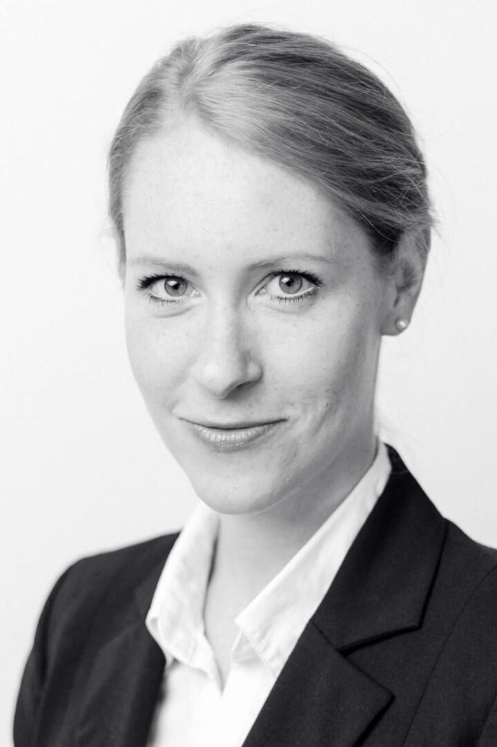 Lisa-Marie Becker mit zurückgesteckten Haaren, einem hellen Hemd und schwarzen Blazer