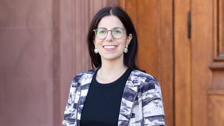 Porträtbild von Marie-Luis Merten. Sie trägt einen Blazer und eine Brille.