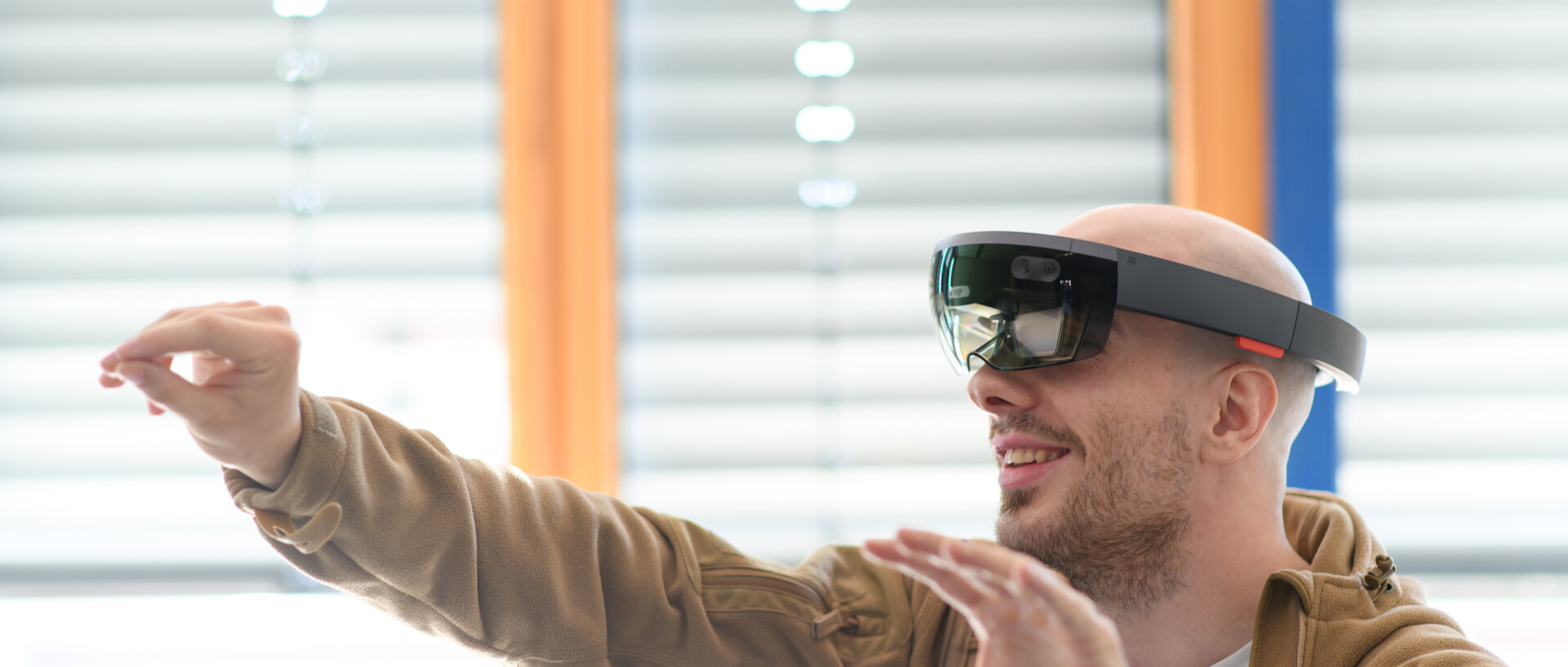 Mann mit VR-Brille