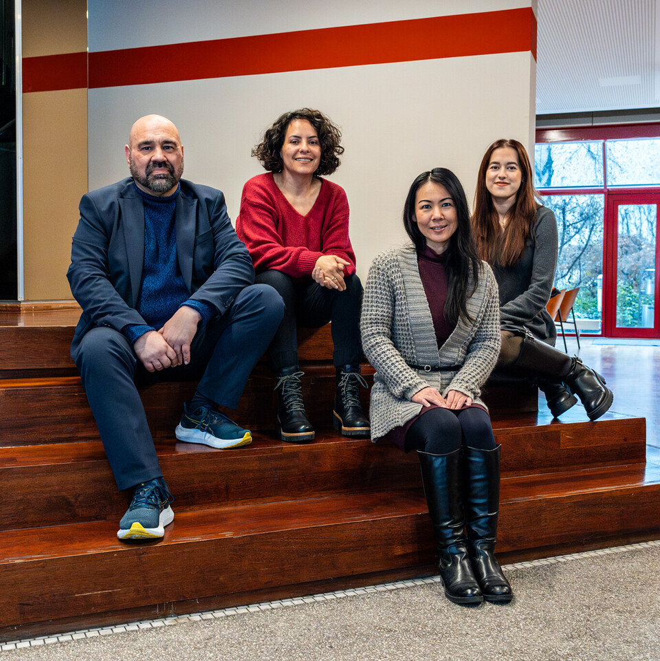 Vier Personen sitzen auf einer Treppe