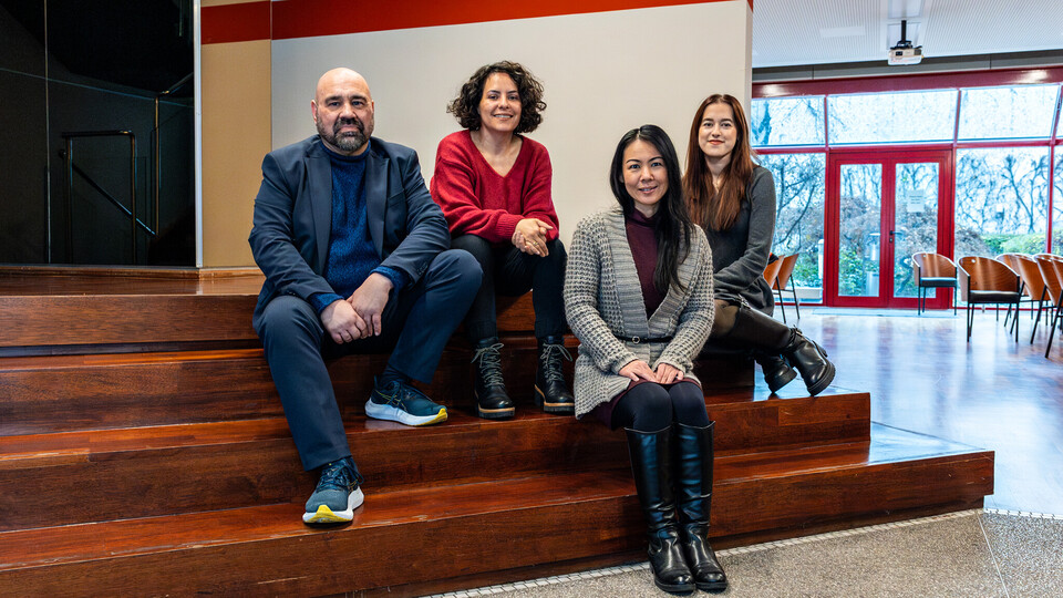Vier Personen sitzen auf einer Treppe