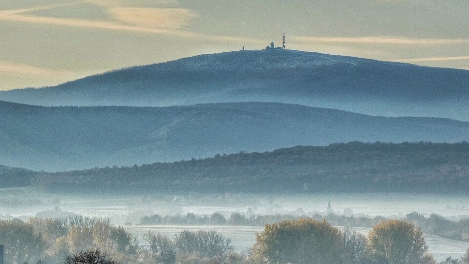 Ein Berg mit Sender im Frühnebel